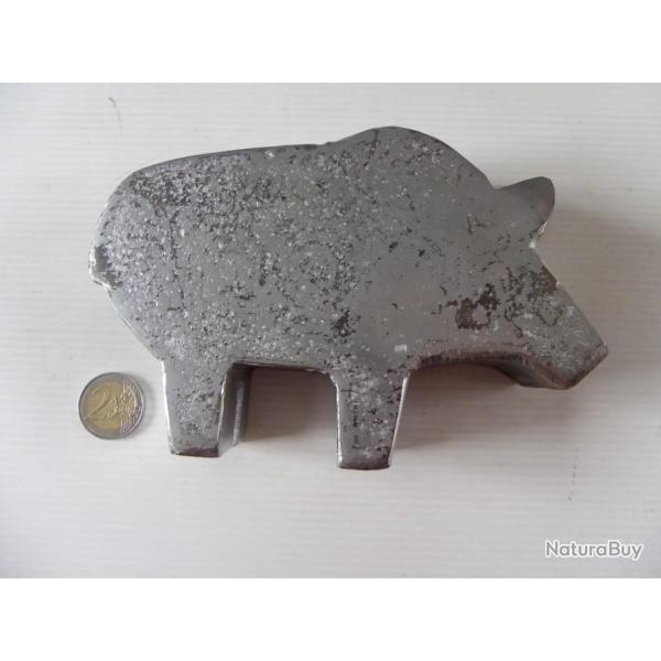 statuette de sanglier sculpt� dans la masse acier ? 3.422 kg 16.5 x 11 x 4 cm cachet illisible