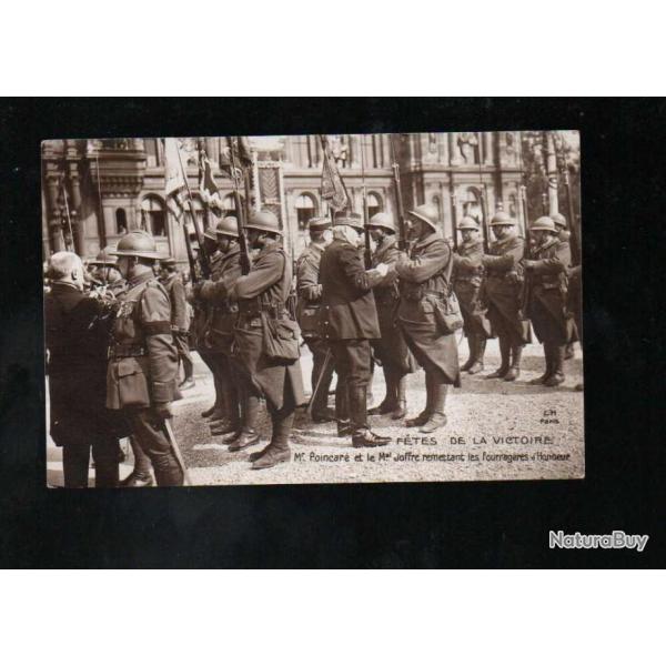 f�tes de la victoire m.poincar� et le mar�chal joffre remettant les fourrag�res d'honneur , carte ph