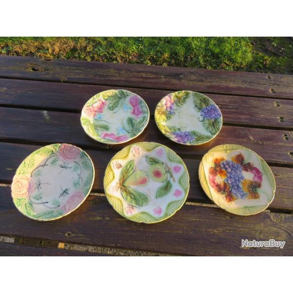 Rare ensemble de 5 assiettes ancienne en barbotine  divers dcor en relief de fruits & de fleurs