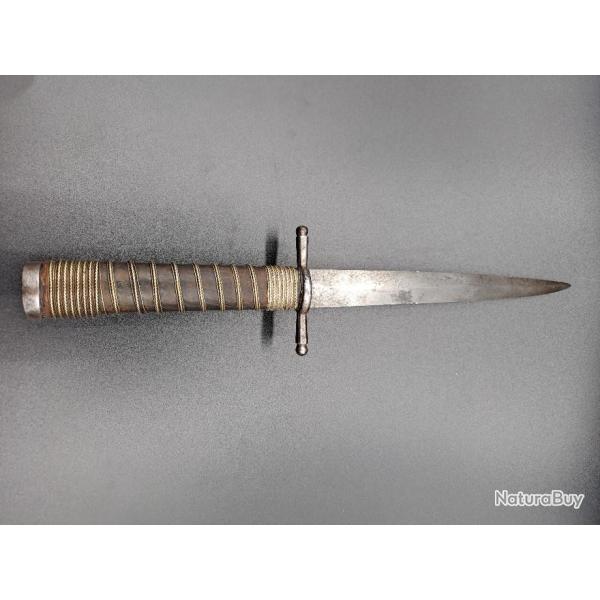 Dague XIX�me si�cle, manche cuir filigran� de laiton, lame 140mm, totale 244mm.