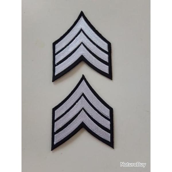 PAIRE D INSIGNES EN TISSU DU GRADE DE SERGEANT U.S.,MODELE CHEVRONS BLANCS