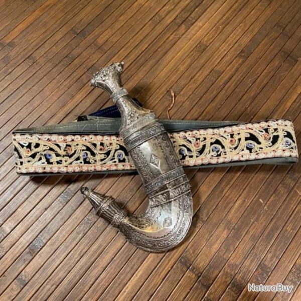 POIGNARD JAMBIYA ARGENT ARABIE SAOUDITE OU Y�MEN AVEC SA CEINTURE BROD�E
