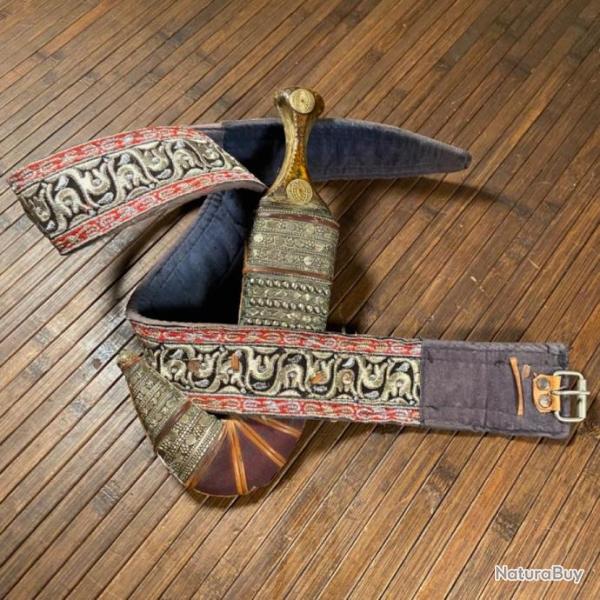 POIGNARD JAMBIYA EN CORNE ARABIE SAOUDITE OU Y�MEN AVEC SA CEINTURE BROD�E