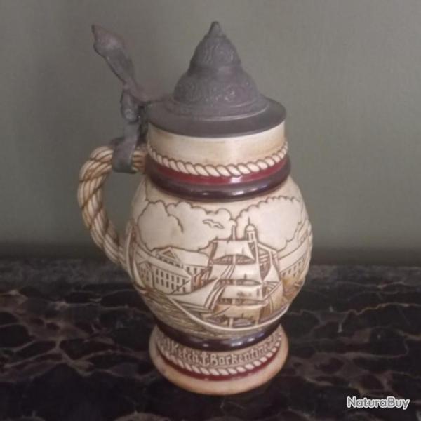 Belle chope a bi�re en porcelaine avec couvercle en �tain