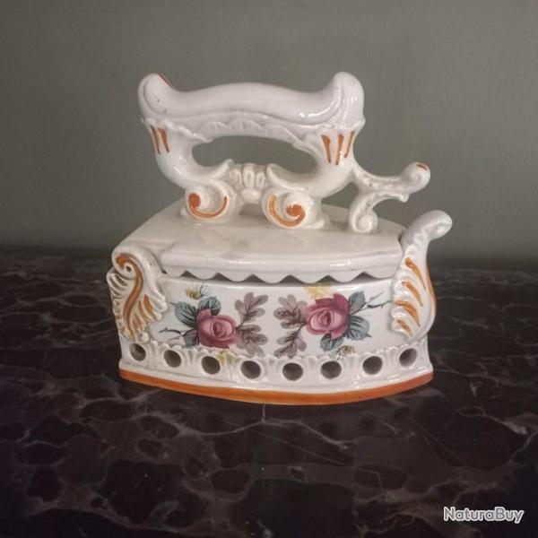 Joli grand fer � repasser en porcelaine � d�cor fleuri de roses  p�riode 1960  / 70