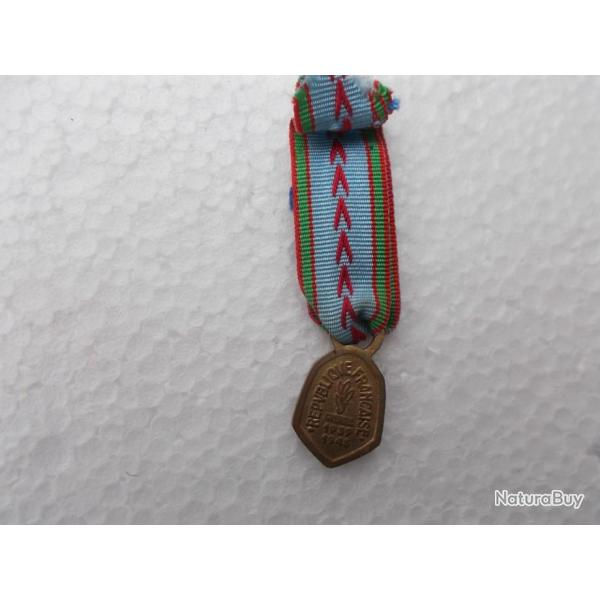 mini m�daille militaire guerre 39/45  ,neuve