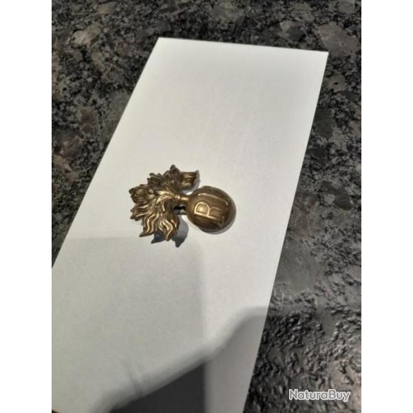 insigne  jaune casque  adrian