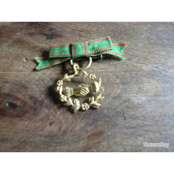 m�daille amicale poignet de main