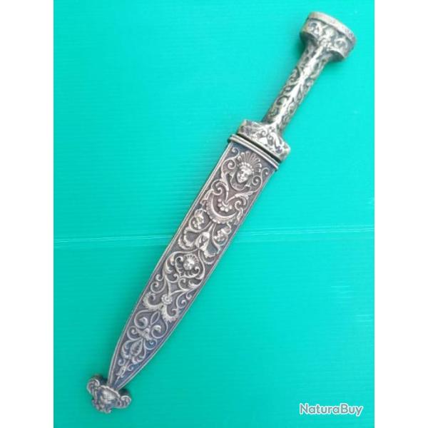 ANCIENNE  DAGUE  ROMANTIQUE  TOUT  EN  BRONZE  .  COMPLET  ,  BEL  ETAT  .