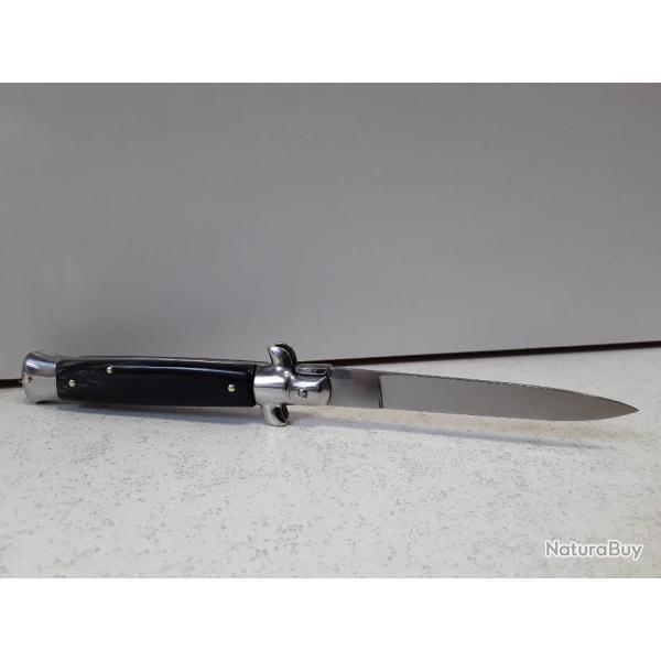 Couteau a CRAN D'ARR�T  AUTOMATIQUE EN CORNE  12 CM