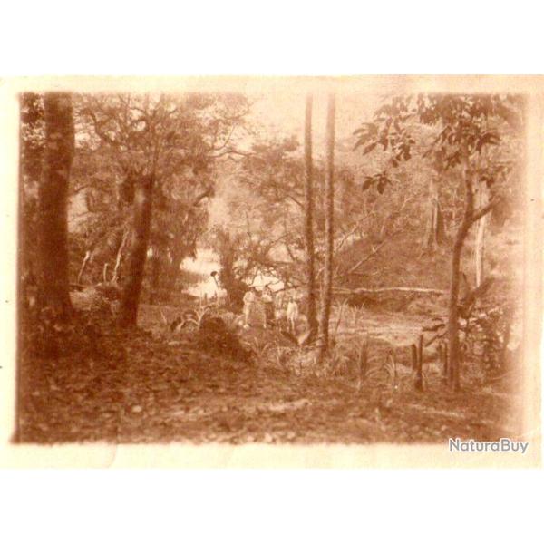 Photo Afrique coloniale Congo. D�jeuner de chasseurs avec leurs boys. Circa 1920