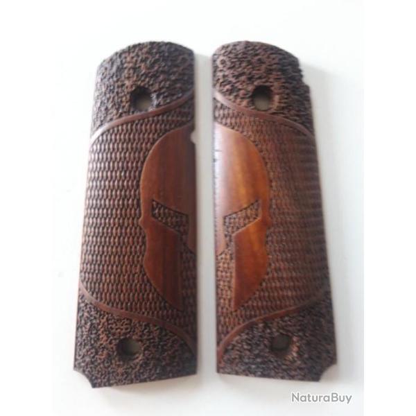 PAIRE DE PLAQUETTES EN BOIS POUR CROSSE DE COLT 45.MODELE CASQUE