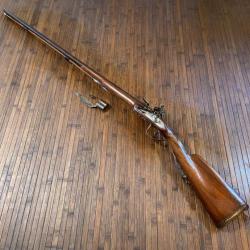SUPERBE FUSIL DE CHASSE &Agrave; SILEX DOUBLE CANON JUXTAPOS&Eacute;S PLATINE ET CANON SIGN&Eacute; AVEC SA BA&Iuml;ONNETTE.