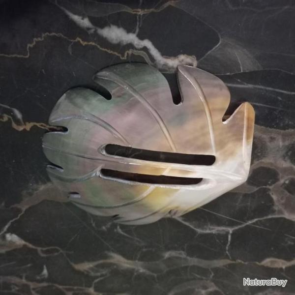 RARE  Grande boucle de ceinture en nacre sculpt�e dans une fleur de coquillage