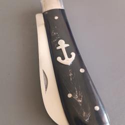 ANCIEN COUTEAU LONDON, manche CORNE, guilloch&eacute;.