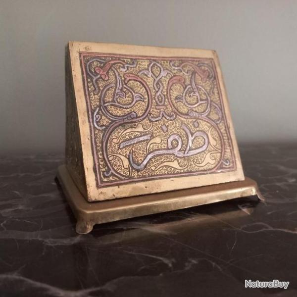 Ancien distributeur � cigarette oriental,