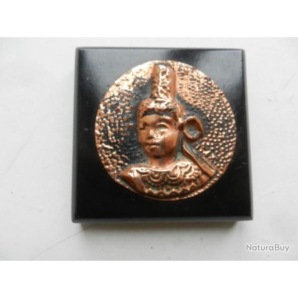 m�daille de table t�te bretonne cuivre sur bois