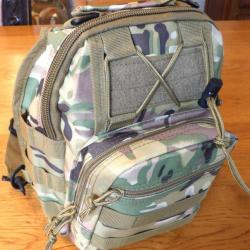 SUPERBE ET TB - SAC DE POITRINE TYPE MILITAIRE  AVEC BANDOULIERE, A PORTER A L'AVANT OU A L'ARRIERE-