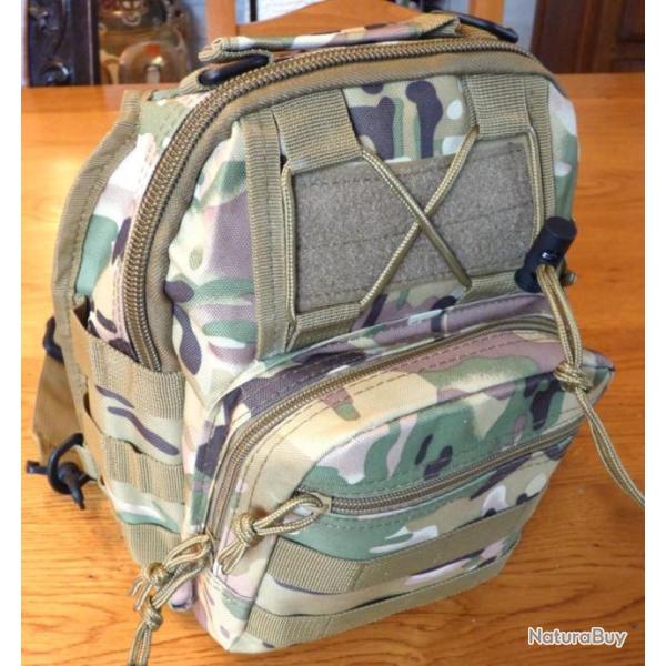 SUPERBE ET TB - SAC DE POITRINE TYPE MILITAIRE  AVEC BANDOULIERE, A PORTER A L'AVANT OU A L'ARRIERE-