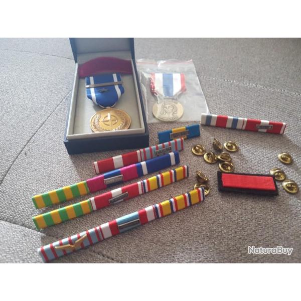 Lot m�daille et barrettes de d�coration.
