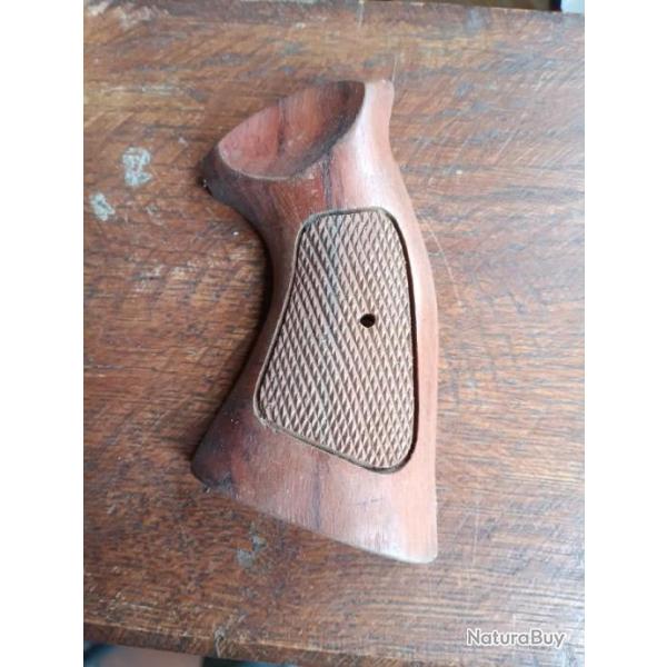 Une plaquette de revolver