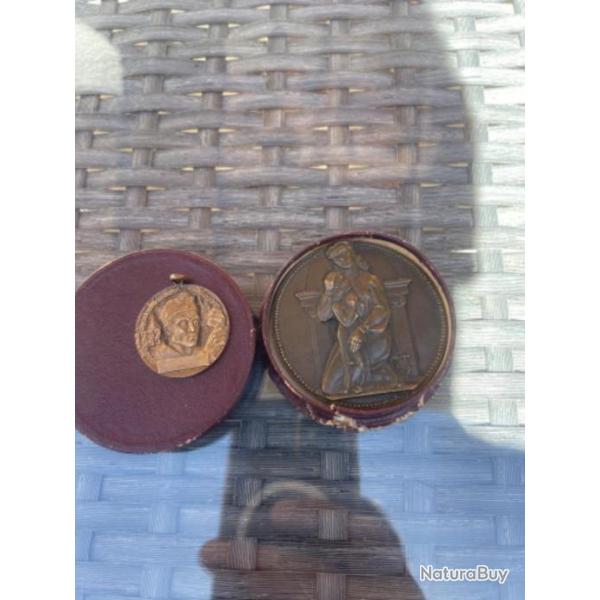2 medailles prisonniers de guerre.
