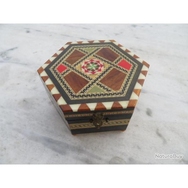 Bote  musique de forme octogonale mauresque  dcor de mosaques marquet, Grenade - Espagne (XX)