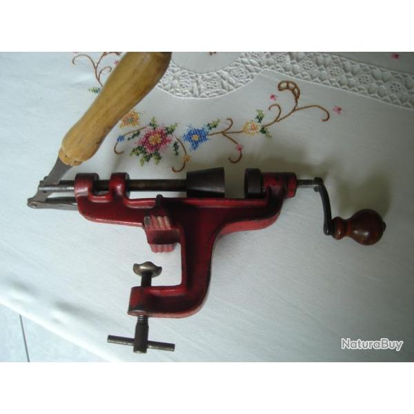 1 ancien sertisseur + 1 dosette � poudre et � plomb