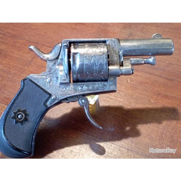 Revolver Li�geois enti�rement d�cor�.B GUYOT 50 RUE DE LYON.