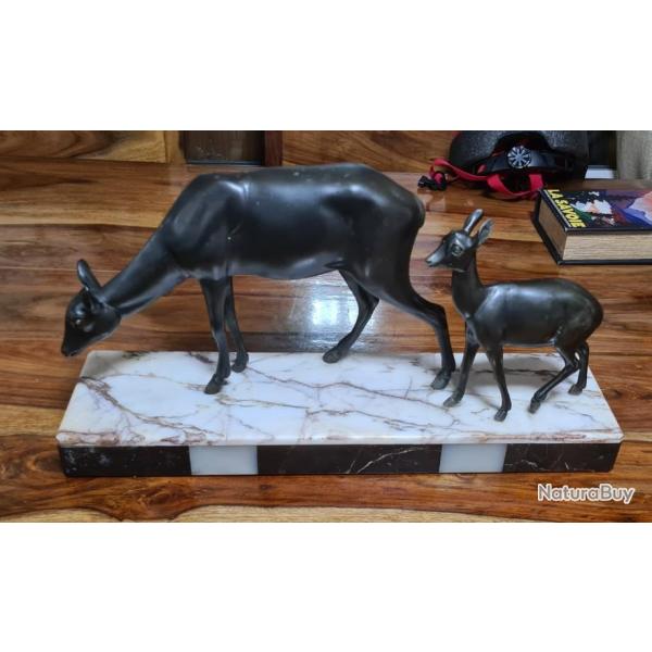 Biche et faon en m�tal type bronze sur socle en marbre