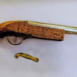 Pistolet  &agrave; silex crosse et divers pi&egrave;ces