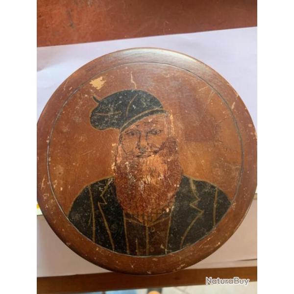 Boite en bois ronde avec t�te de bandit corse