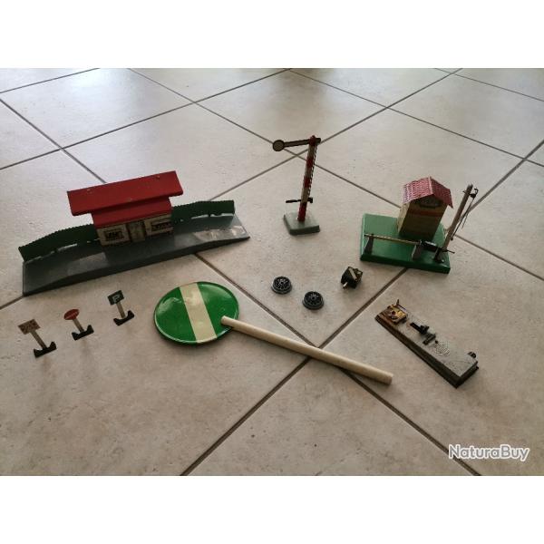 Lot de 11 lments pour trains anciens, rails, etc