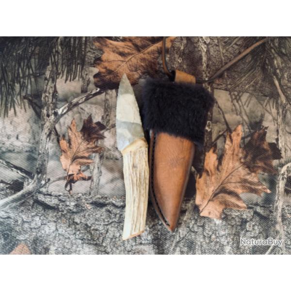 couteau de cou  primitif, bois de cerf / lame en silex