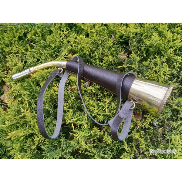 TRES  BELLE  TROMPE ou CORNE de  44  cm  DE CHEZ  MILLIENS...Gain�e cuir.