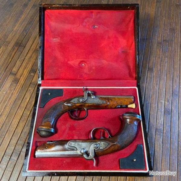 BELLE PAIRE DE PISTOLET D'OFFICIER SILEX PASS� � PERCUSSION EN COFFRET
