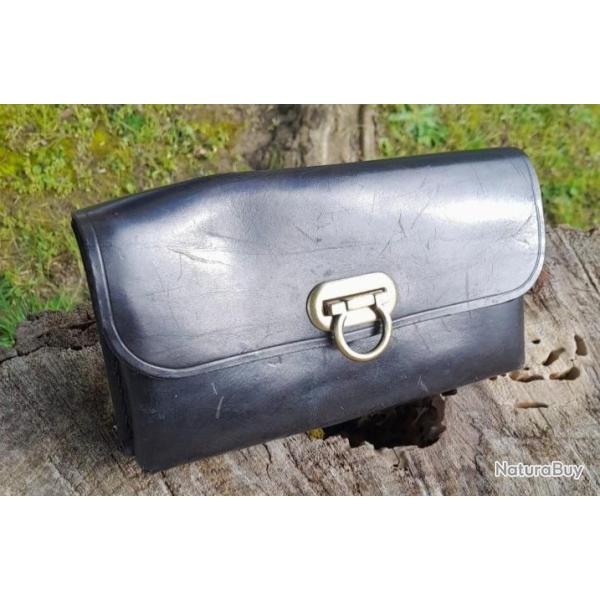 Vends cartouchi�re en cuir epais,  calibre � d�finir.