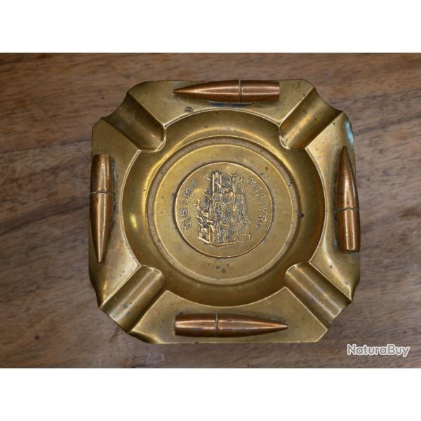 Cendrier type artisanat de tranch�es REIMS MARTYRE en laiton sur tr�pied en cartouches de 303