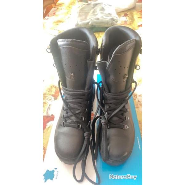 paire de rangers de l'armee fran�aise taille 42