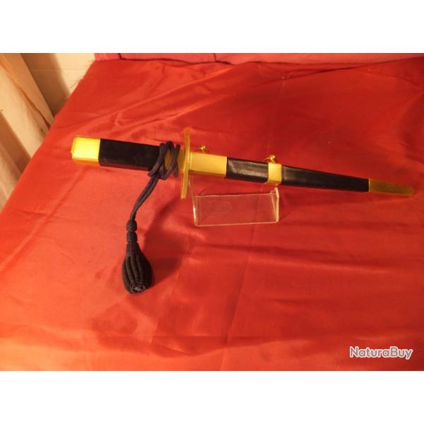 TR�S BELLE DAGUE OFFICIER ARM�E DE L'AIR FRANCE COMPL�TE AVEC SON FOURREAU et sa dragonne.