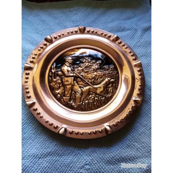 Plateau d�coratif "Chasseur et son chien " cuivre v�ritable  (32cm)