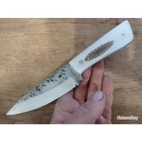 couteau forg en acier carbone  manche en  rsine et plumes de bcasses
