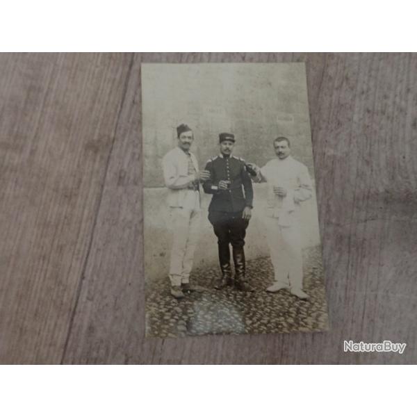 Carte postale d'un soldat fran�ais � sa famille avec uniformes