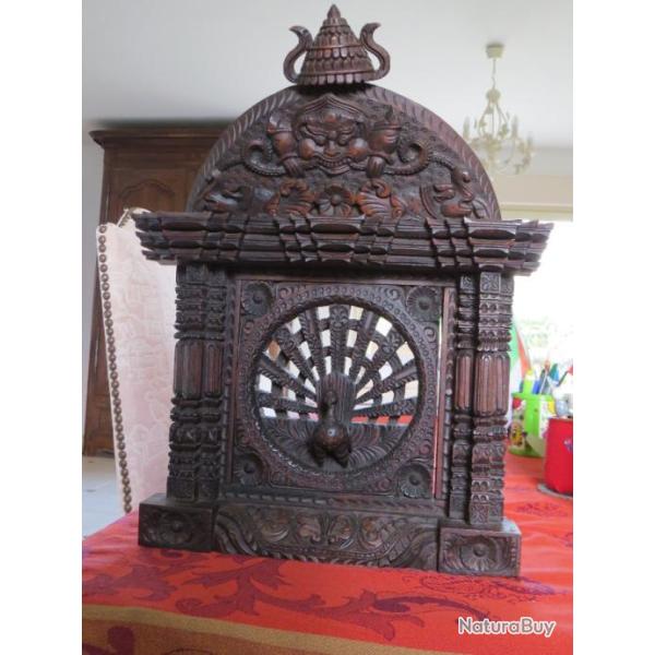 Belle sculpture du N�pal "fen�tre au paon"