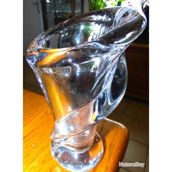 SPLENDIDE ET ORIGINAL VASE EN CRISTAL TOUT EN VOLUTES TOURNANTES  AVEC BELLE ESTAMPILLE DESSOUS