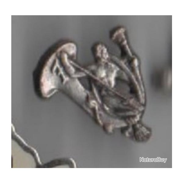 Pin's cor de chasse Instrument De Musique � Vent Avec Une Statue ? Tres Jolie Piece Ref 1777