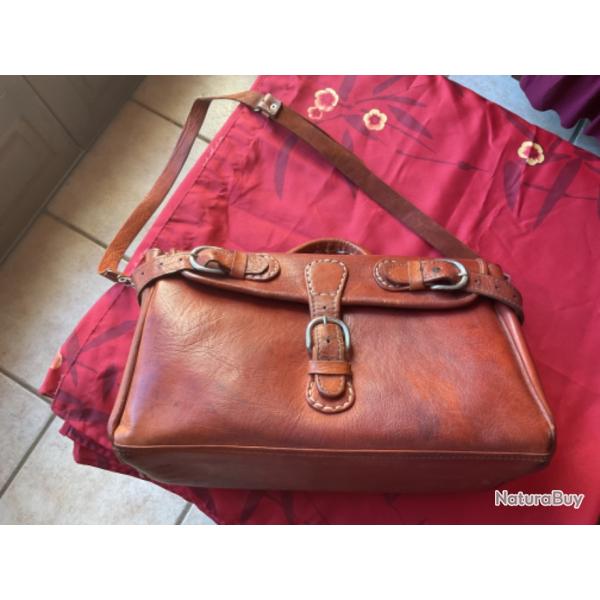 Jolie sacoche en cuir style western pour cartouches ou autres, pas de prix de r�serve.