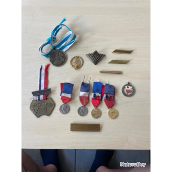 Lot de 13 m�dailles et insignes militaires et autres