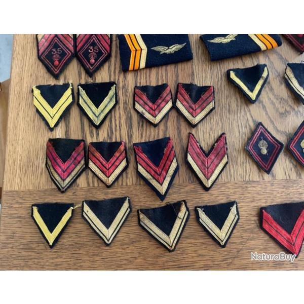 Lot de 62 �paulettes, insignes et autre militaire.