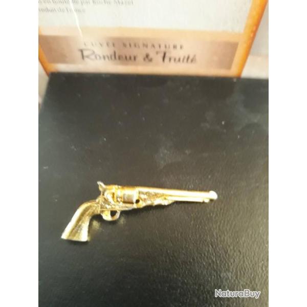 Pin's pistolet revolver relief couleur or dor� r�f 2038